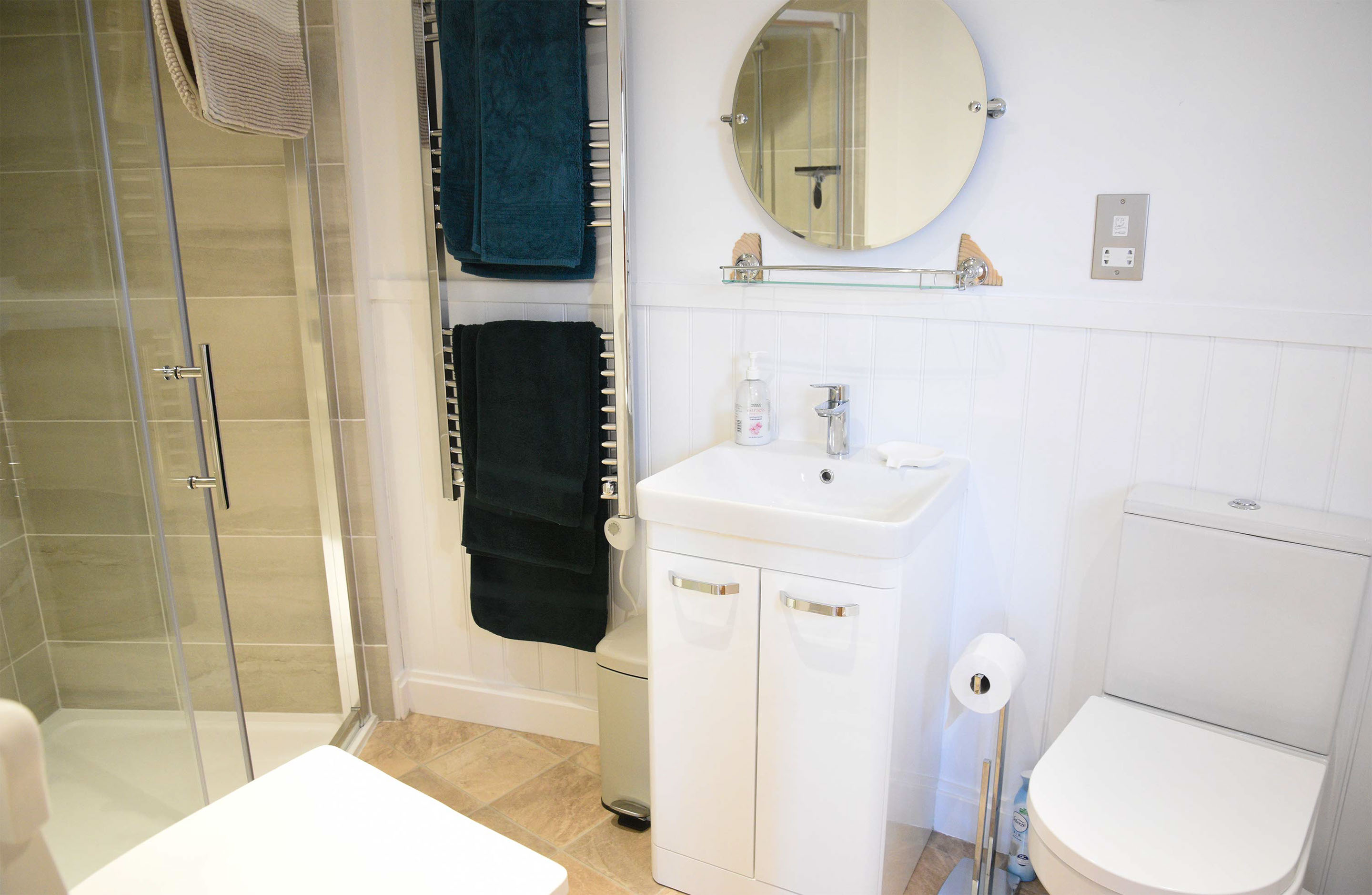 Isle of Skye Rotunda contains an en suite bathroom with walk in shower selection of toiletries and heated towel rail